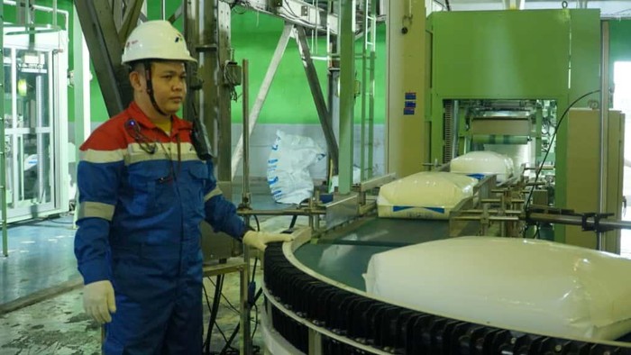 Petugas mengecek proses pengantongan polytam Petugas mengecek proses pengantongan polytam