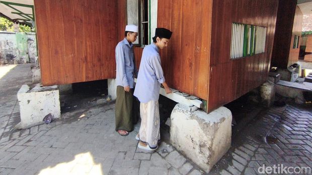 Ponpes Al Hamdaniyah Siwalan Panji, Sidoarjo. Ponpes tertua di Jawa Timur. Ponpes Al Hamdaniyah Siwalan Panji, Sidoarjo. Ponpes tertua di Jawa Timur.