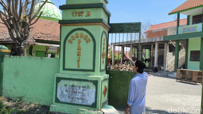 Ponpes Al Hamdaniyah Siwalan Panji, Sidoarjo. Ponpes tertua di Jawa Timur. Ponpes Al Hamdaniyah Siwalan Panji, Sidoarjo. Ponpes tertua di Jawa Timur.