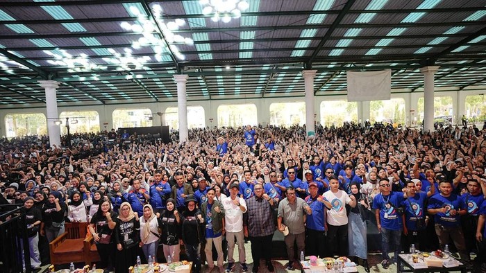 Presiden KSPSI Andi Gani Nena Wea bersama Puluhan Ribu Anggota KSPSI di Cianjur Presiden KSPSI Andi Gani Nena Wea bersama Puluhan Ribu Anggota KSPSI di Cianjur