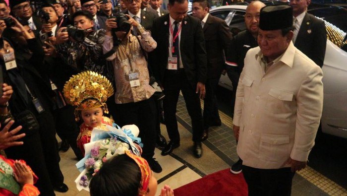 Presiden Prabowo Subianto saat tiba di hotel tempat menginap di Kuala Lumpur, Malaysia, Sabtu (25/10/2025) malam. Presiden Prabowo Subianto saat tiba di hotel tempat menginap di Kuala Lumpur, Malaysia, Sabtu (25/10/2025) malam.