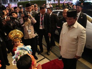 Prabowo Disambut Diaspora Saat Tiba di Malaysia, Terima Buket Bunga
