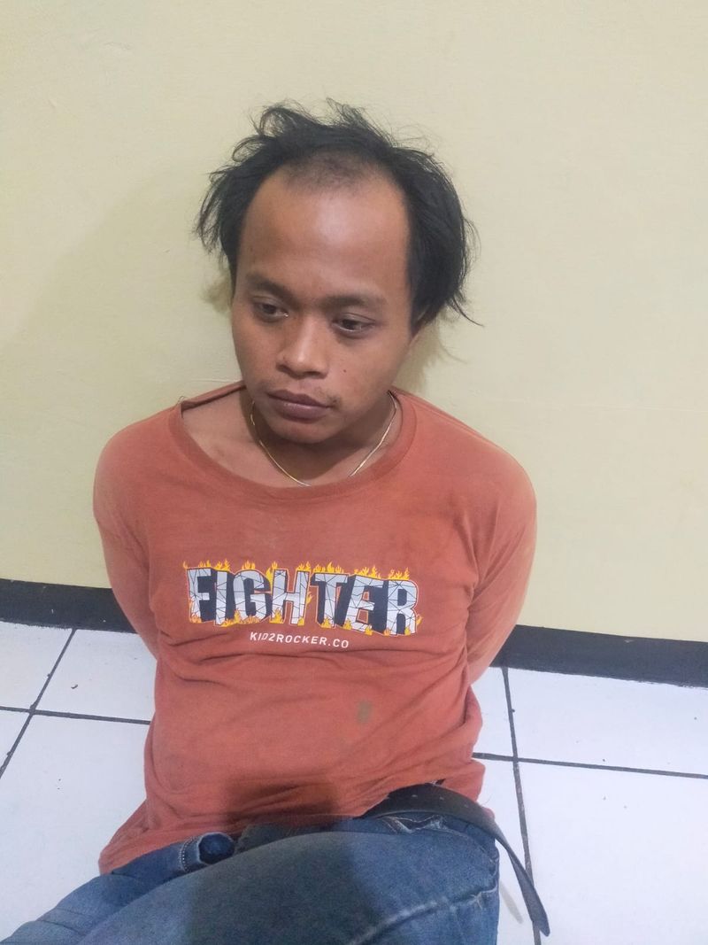 Pria berinisial ARH (30) menganiaya abang iparnya BSP (38) menggunakan palu hingga tewas. Kini ARH diamankan di Polsek Pasar Minggu, Jaksel, Sabtu (25/10/2025). Pria berinisial ARH (30) menganiaya abang iparnya BSP (38) menggunakan palu hingga tewas. Kini ARH diamankan di Polsek Pasar Minggu, Jaksel, Sabtu (25/10/2025).