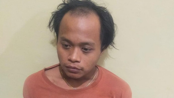 Pria berinisial ARH (30) menganiaya abang iparnya BSP (38) menggunakan palu hingga tewas. Kini ARH diamankan di Polsek Pasar Minggu, Jaksel, Sabtu (25/10/2025). Pria berinisial ARH (30) menganiaya abang iparnya BSP (38) menggunakan palu hingga tewas. Kini ARH diamankan di Polsek Pasar Minggu, Jaksel, Sabtu (25/10/2025).