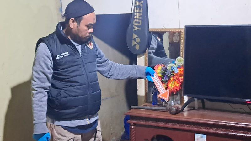 Pria di Jaksel Pukul Kepala Abang Ipar hingga Tewas Polisi melakukan olah TKP pria berinisial ARH (30) tega menganiaya abang iparnya BSP (38) menggunakan palu hingga tewas di kawasan Pasar Minggu, Jakarta Selatan.
