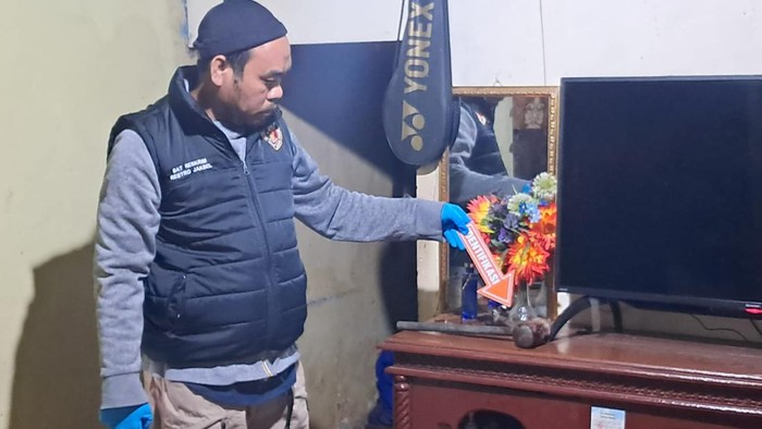 Polisi melakukan olah TKP pria berinisial ARH (30) tega menganiaya abang iparnya BSP (38) menggunakan palu hingga tewas di kawasan Pasar Minggu, Jakarta Selatan.