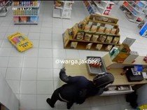 Video: Pura-Pura Beli Makan Kucing, Pria Curi Uang di Kasir Pet Shop Jakbar