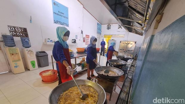 Proses memasak di dapur MBG Tanjung Raja Timur dengan menggunakan kompor yang terinstalasi dengan tabung gas 12 Kg. Proses memasak di dapur MBG Tanjung Raja Timur dengan menggunakan kompor yang terinstalasi dengan tabung gas 12 Kg.