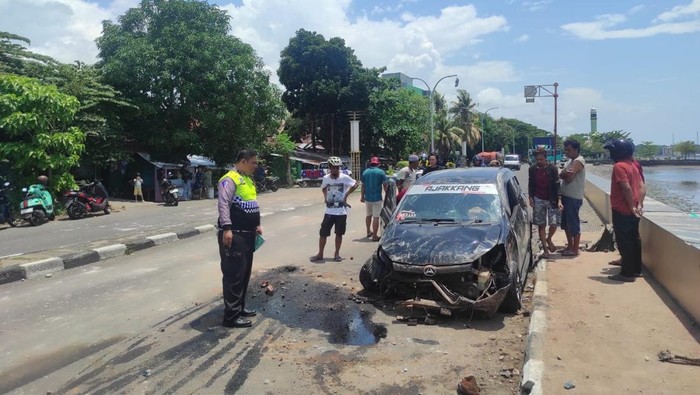 Mobil Terbalik Saat Salip Pemotor di Parepare, Sopir Luka-luka