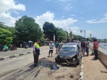 Mobil Terbalik Saat Salip Pemotor di Parepare, Sopir Luka-luka