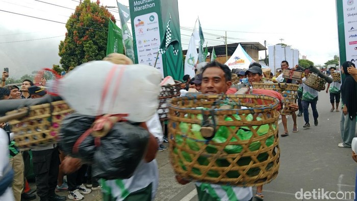 Puluhan porter tengah bersiap di garis start untuk mengikuti Porter Challenge di Sembalun Montain Festival, Lombok Timur, Sabtu (25/10/2025). (Sanusi Ardi W/detikBali) Puluhan porter tengah bersiap di garis start untuk mengikuti Porter Challenge di Sembalun Montain Festival, Lombok Timur, Sabtu (25/10/2025). (Sanusi Ardi W/detikBali)