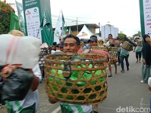 Porter Rinjani Lari Maraton Sambil Pikul Keranjang di Sembalun Mountain Festival
