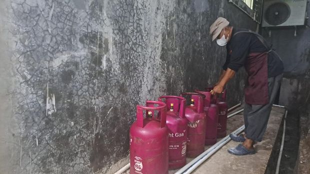 Relawan di dapur MBG Tanjung Raja Timur saat mengecek stok tabung LPG 12 kg. Relawan di dapur MBG Tanjung Raja Timur saat mengecek stok tabung LPG 12 kg.