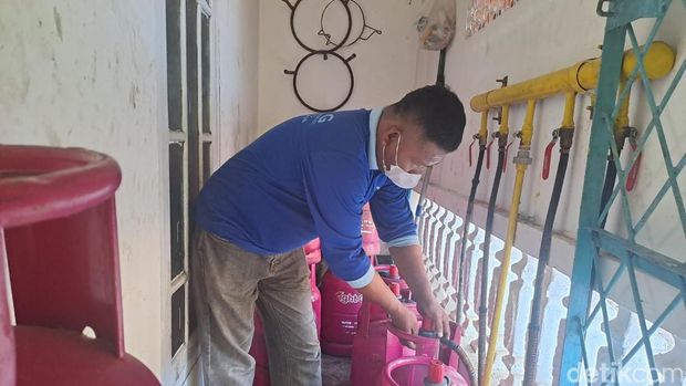 Relawan SPPG Tanjung Raja Timur memasang LPG 12 kg yang tersambung di instalasi dapur MBG. Relawan SPPG Tanjung Raja Timur memasang LPG 12 kg yang tersambung di instalasi dapur MBG.