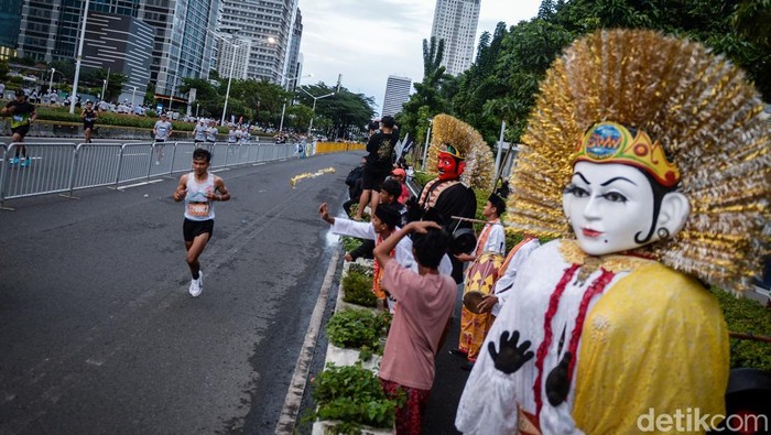 Ribuan Pelari Padati GBK di Akhir Pekan Peserta berlari saat mengikuti Wondr Jakarta Running Festival 2025 di Jakarta, Sabtu (25/10/2025). Lomba lari yang diikuti sekitar 27.300 peserta dari 48 negara dengan kategori junior dash, 5K, 10K, half marathon dan marathon  tersebut untuk mempromosikan Jakarta sebagai kota destinasi olahraga serta pariwisata yang menarik, aman dan nyaman. ANTARA FOTO/Putra M. Akbar/rwa.