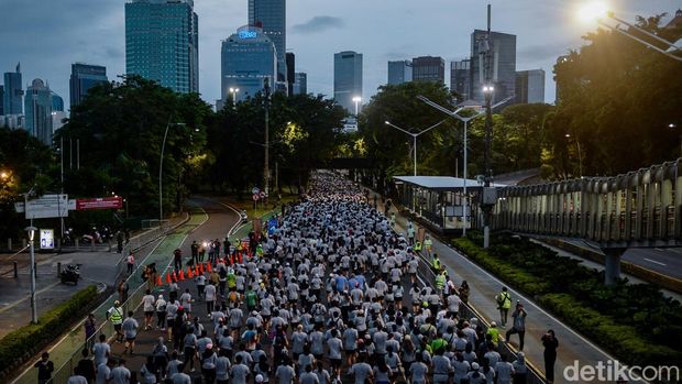 Peserta berlari saat mengikuti Wondr Jakarta Running Festival 2025 di Jakarta, Sabtu (25/10/2025). Lomba lari yang diikuti sekitar 27.300 peserta dari 48 negara dengan kategori junior dash, 5K, 10K, half marathon dan marathon  tersebut untuk mempromosikan Jakarta sebagai kota destinasi olahraga serta pariwisata yang menarik, aman dan nyaman. ANTARA FOTO/Putra M. Akbar/rwa.