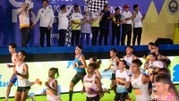 Gubernur DKI Jakarta Pramono Anung (ketiga kiri) bersama Ketua Pengurus Besar Persatuan Atletik Seluruh Indonesia (PASI) Luhut Binsar Pandjaitan (kedua kiri), Direktur Utama BNI Putrama Wahju Setyawan (keempat kiri), Komisaris BNI Vera Febyanthy (kelima kiri), Wakil Direktur Utama BNI Alexandra Askandar (kelima kana), Direktur Utama MRT Tuhiyat (ketiga kanan) dan Direktur Utama Kelompok Lari Anak Bangsa (KLAB) Dickie Widjaja (kiri) melepas peserta Wondr Jakarta Running Festival 2025 di Jakarta, Sabtu (25/10/2025). ANTARA FOTO/Putra M. Akbar