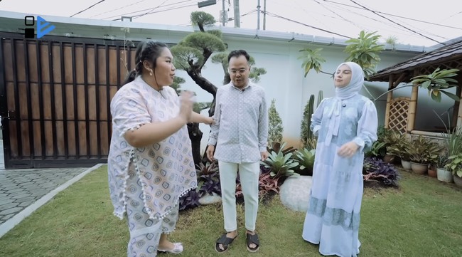 Sempat muncul di kanal YouTube Has Entertainment, hunian tersebut memiliki halaman yang ditumbuhi berbagai tanaman tropis yang rimbun dan berwarna hijau segar. (Foto: YouTube/Has Entertainment)