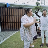 Sempat muncul di kanal YouTube Has Entertainment, hunian tersebut memiliki halaman yang ditumbuhi berbagai tanaman tropis yang rimbun dan berwarna hijau segar. (Foto: YouTube/Has Entertainment)