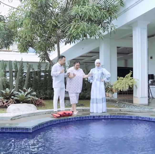 Foto: Rumah Irish Bella dan Haldy Sabri, Masuk Langsung Disambut Kolam Renang