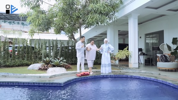Foto: Rumah Irish Bella dan Haldy Sabri, Masuk Langsung Disambut Kolam Renang