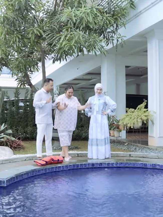 Foto: Rumah Irish Bella dan Haldy Sabri, Masuk Langsung Disambut Kolam Renang