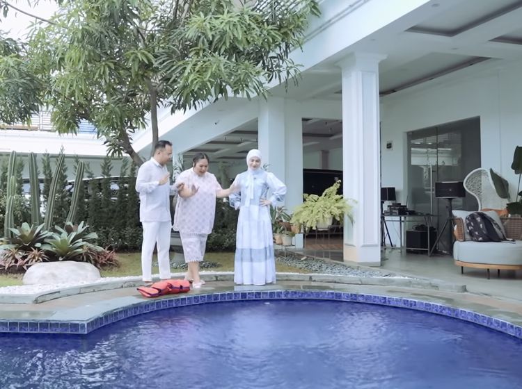 Foto: Rumah Irish Bella dan Haldy Sabri, Masuk Langsung Disambut Kolam Renang