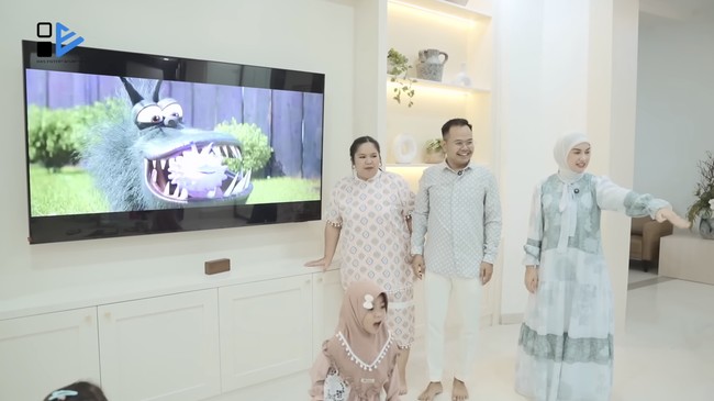 Nuansa minimalis mendominasi interior rumah mereka. Kombinasi warna putih dan pastel makin membuat rumah terasa lebih lapang. (Foto: YouTube/Has Entertainment)