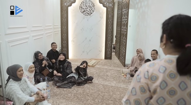 Salah satu sudut rumah didedikasikan untuk mushala. Ukiran kayu berbentuk kaligrafi ikut menghiasi area tersebut. (Foto: YouTube/Has Entertainment)