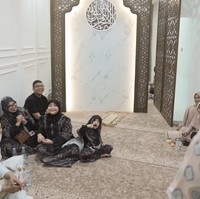 Salah satu sudut rumah didedikasikan untuk mushala. Ukiran kayu berbentuk kaligrafi ikut menghiasi area tersebut. (Foto: YouTube/Has Entertainment)