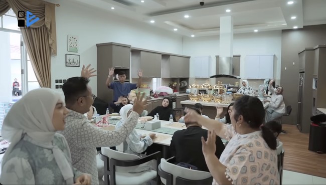 Masuk ke rumah, dapur dan ruang makan langsung menyambut. Area ini juga menjadi lokasi keluarga besar Irish dan Haldy berkumpul. (Foto: YouTube/Has Entertainment)