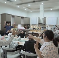 Masuk ke rumah, dapur dan ruang makan langsung menyambut. Area ini juga menjadi lokasi keluarga besar Irish dan Haldy berkumpul. (Foto: YouTube/Has Entertainment)