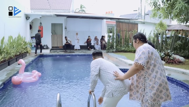 Bagi keluarga, kolam ini menjadi pusat kebersamaan dan tawa anak-anak. Kedalaman air yang bervariasi membuatnya aman digunakan oleh semua anggota keluarga, baik anak-anak maupun orang dewasa. Tak jarang, area ini juga menjadi latar sempurna untuk mengabadikan momen kebersamaan keluarga Irish Bella. (Foto: YouTube/Has Entertainment)