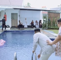 Bagi keluarga, kolam ini menjadi pusat kebersamaan dan tawa anak-anak. Kedalaman air yang bervariasi membuatnya aman digunakan oleh semua anggota keluarga, baik anak-anak maupun orang dewasa. Tak jarang, area ini juga menjadi latar sempurna untuk mengabadikan momen kebersamaan keluarga Irish Bella. (Foto: YouTube/Has Entertainment)