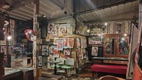 Setiap pojok Rummah GoA adalah galeri seni hasil kreativitas Dik Doank yang dipersembahkan bagi para pengunjung. Lukisan berbagai genre dan ukuran dapat disaksikan langsung ketika memasuki area kafe, yang tentu saja bisa diabadikan jadi konten medsos (dok. Qonita Hamidah/detik travel)