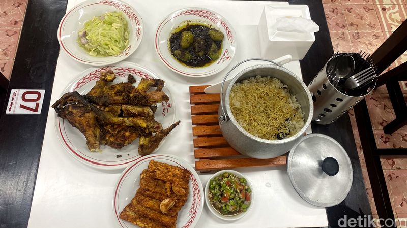 Sajian ayam bekakak bakar Rumah Makan Abah Harja. Sajian ayam bekakak bakar Rumah Makan Abah Harja.