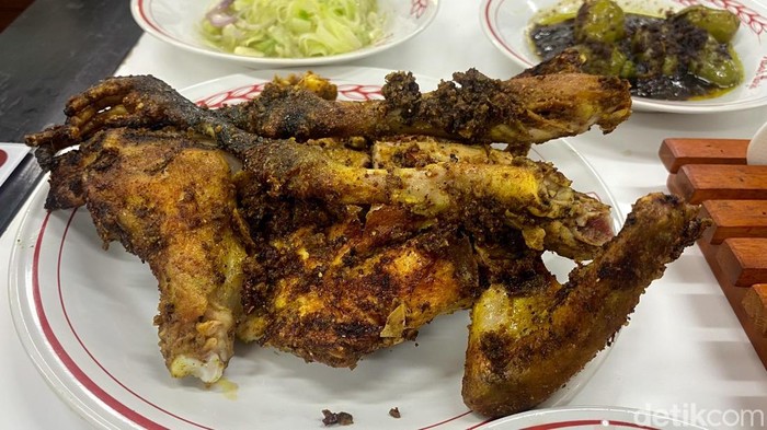 Sajian ayam bekakak bakar Rumah Makan Abah Harja. Sajian ayam bekakak bakar Rumah Makan Abah Harja.
