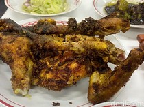 Hangatnya Malam Bandung dan Gurihnya Ayam Bekakak Abah Harja