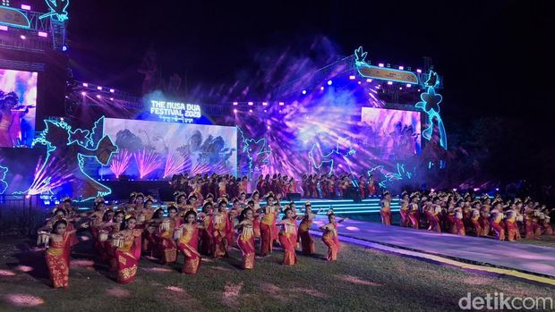 Salah satu pertunjukan kolaborasi banjar dan hotel dalam parade budaya di The Nusa Dua Festival 2025. Sabtu (25/10/2025)(Fabiola Dianira)