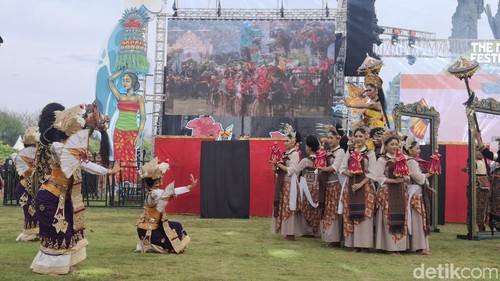 Salah satu pertunjukan kolaborasi banjar dan hotel dalam parade budaya di The Nusa Dua Festival 2025. Sabtu (25/10/2025)(Fabiola Dianira)