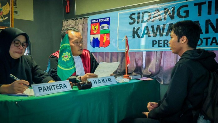 Sebanyak enam orang kedapatan merokok di kawasan bebas asap rokok dan diberi sanksi tindak pidana ringan (tipiring). Sebanyak enam orang kedapatan merokok di kawasan bebas asap rokok dan diberi sanksi tindak pidana ringan (tipiring).