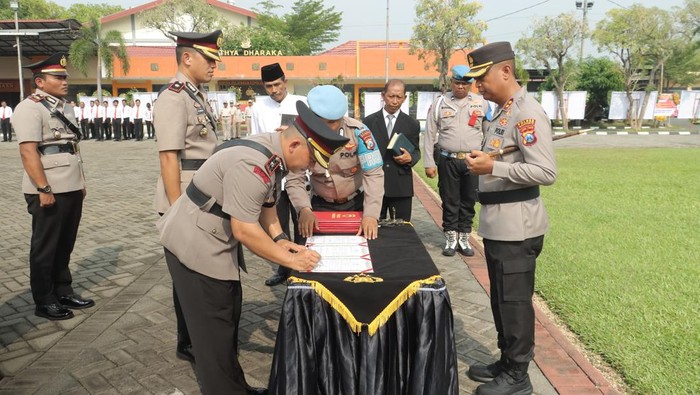 Sertijab perwira baru di Polres Mojokerto dipimpin Kapolres Mojokerto AKBP Ihram Kustarto. Sertijab perwira baru di Polres Mojokerto dipimpin Kapolres Mojokerto AKBP Ihram Kustarto.
