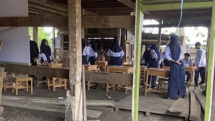 Siswa MTs Guppi Lisu di Soppeng Belajar di Kolong Asrama Beralaskan Tanah