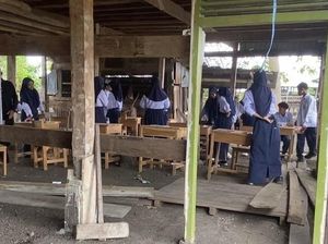Siswa MTs Guppi Lisu di Soppeng Belajar di Kolong Asrama Beralaskan Tanah