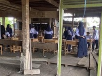 Siswa MTs Guppi Lisu di Soppeng Belajar di Kolong Asrama Beralaskan Tanah