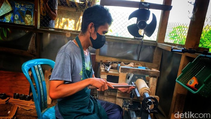 Suhendi bawa kerajinan bambu tembus pasar dunia Suhendi bawa kerajinan bambu tembus pasar dunia