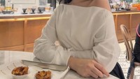 Ini momen lain dari Tiara Andini saat berada di sebuah kafe. Di hadapannya tampak ada sepiring egg tart. Foto: Instagram/@tiaraandini