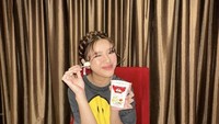 Tiara juga sempat membagikan momen lucu saat menikmati es krim varian cheesecake stroberi. Foto: Instagram/@tiaraandini