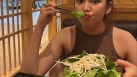 Kalau ini momen Tiara saat berada di restoran Shaburi Kintan. Ia tampak lahap menyantap shabu-shabu dengan banyak variasi sayuran. Foto: Instagram/@tiaraandini