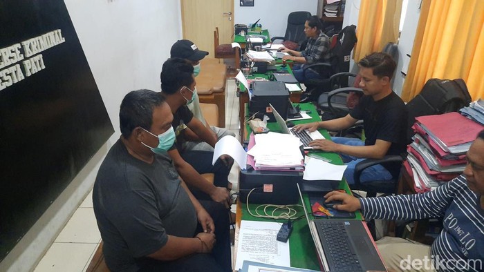 Tiga pemabuk bikin onar di warung rica-rica Kecamatan Jakenan, Pati digelandang ke kantor polisi Sabtu (25/10/2025). Tiga pemabuk bikin onar di warung rica-rica Kecamatan Jakenan, Pati digelandang ke kantor polisi Sabtu (25/10/2025).